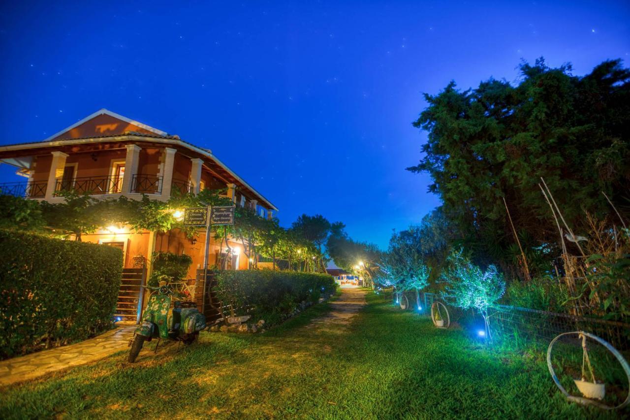 Christinas Apartments Agios Matthaios  Экстерьер фото