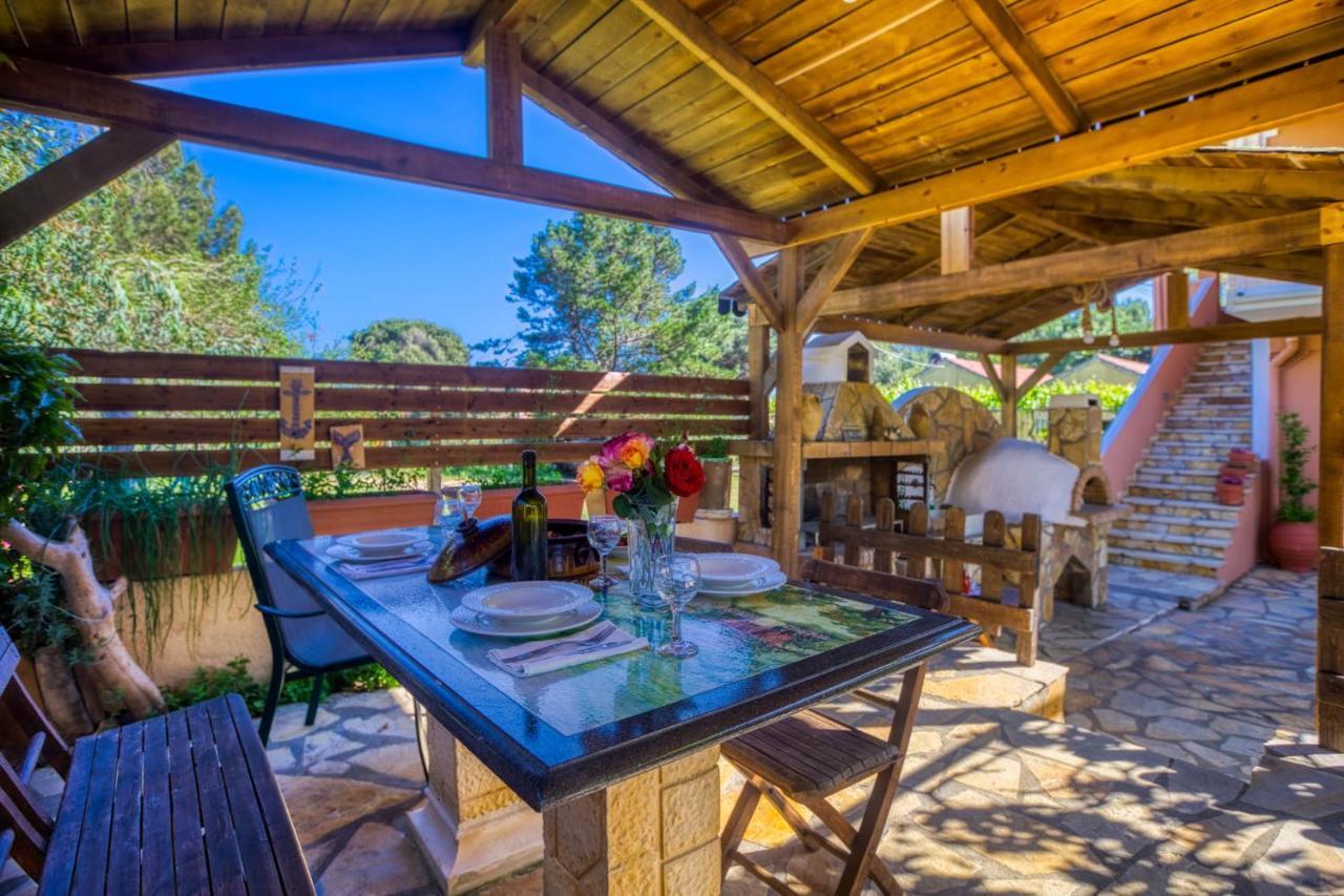 Christinas Apartments Agios Matthaios  Экстерьер фото