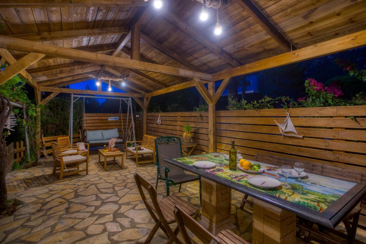 Christinas Apartments Agios Matthaios  Экстерьер фото