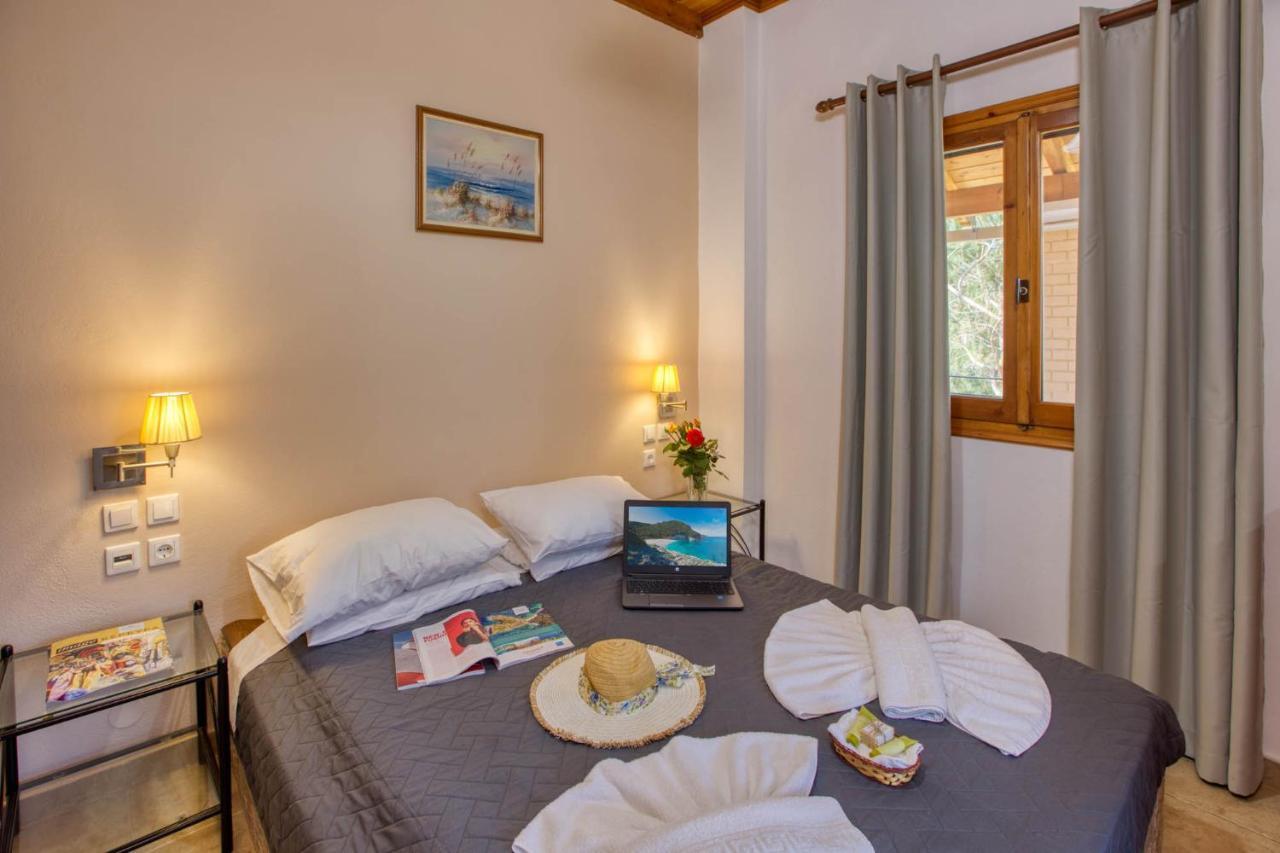 Christinas Apartments Agios Matthaios  Экстерьер фото