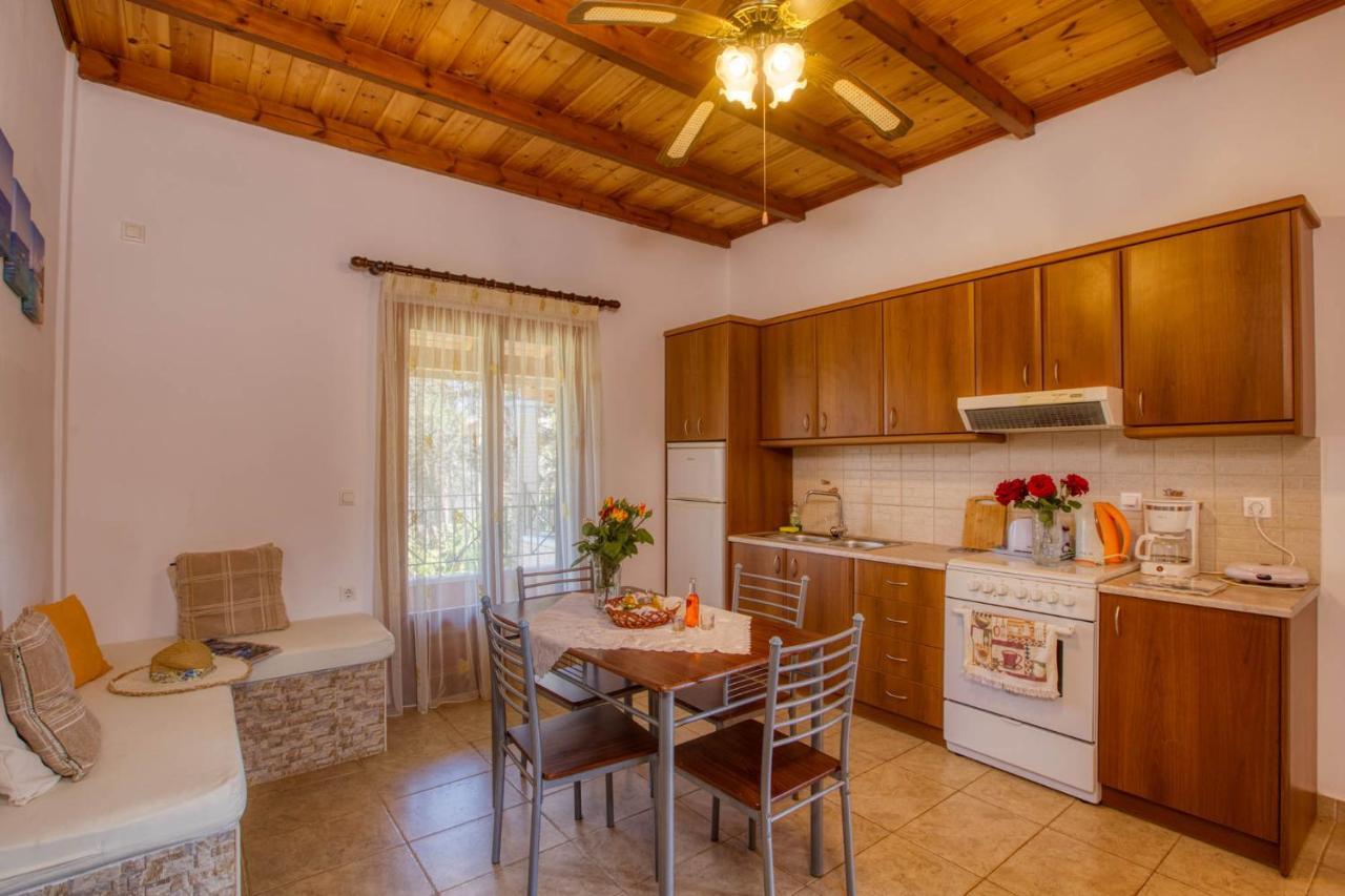 Christinas Apartments Agios Matthaios  Экстерьер фото