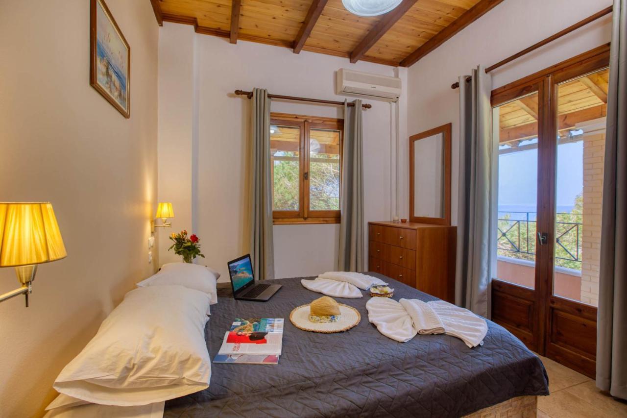 Christinas Apartments Agios Matthaios  Экстерьер фото