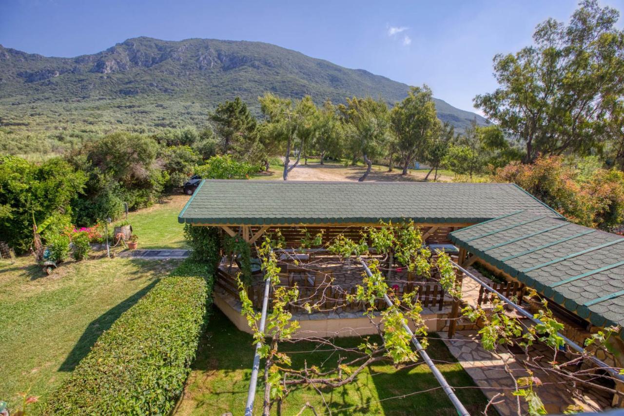 Christinas Apartments Agios Matthaios  Экстерьер фото