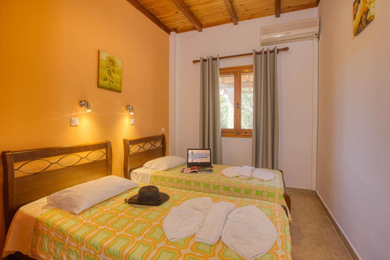 Christinas Apartments Agios Matthaios  Экстерьер фото