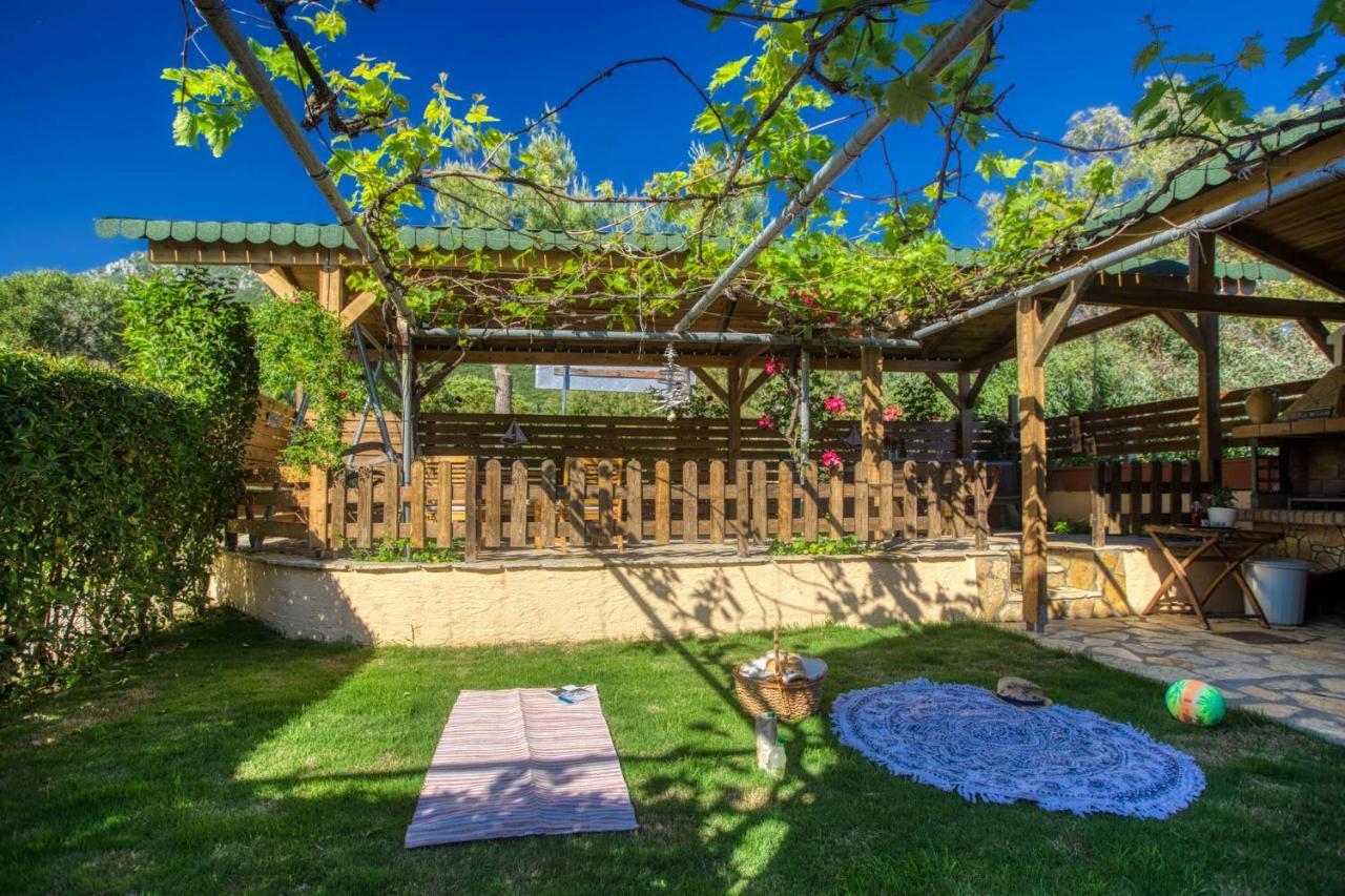 Christinas Apartments Agios Matthaios  Экстерьер фото