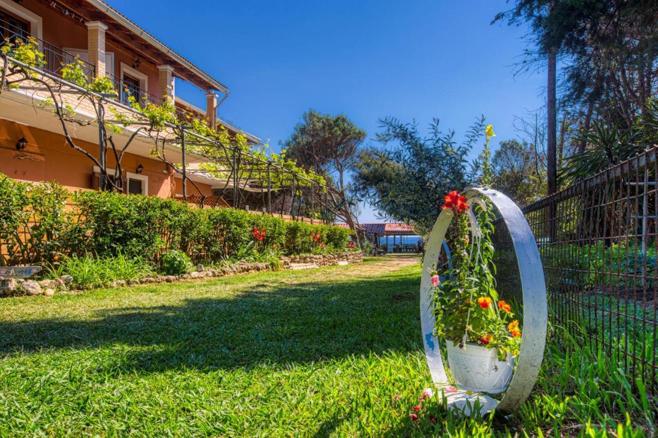 Christinas Apartments Agios Matthaios  Экстерьер фото