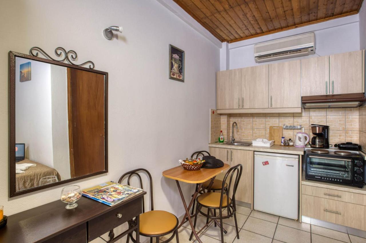 Christinas Apartments Agios Matthaios  Экстерьер фото