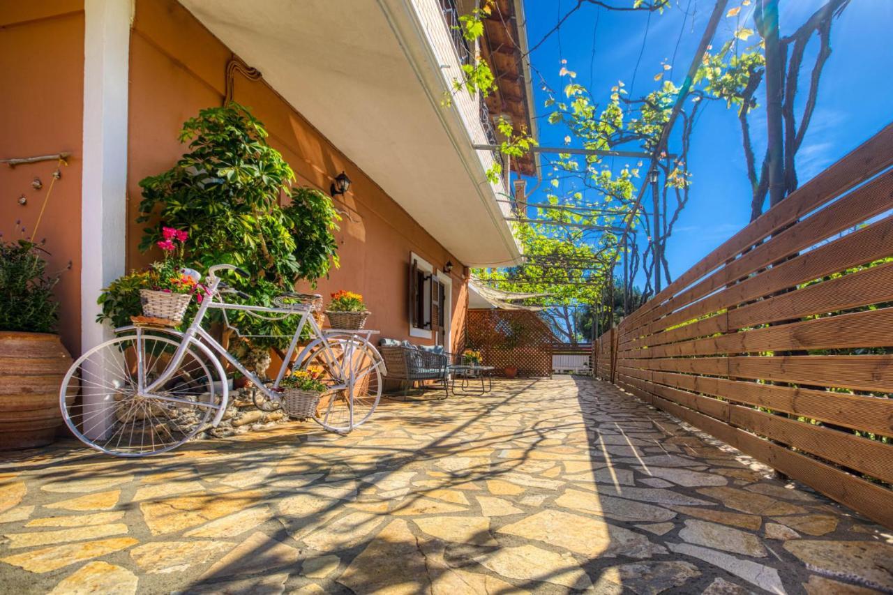 Christinas Apartments Agios Matthaios  Экстерьер фото