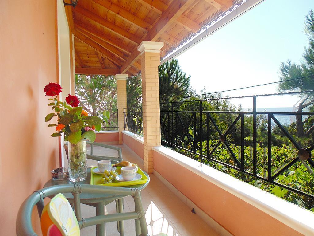 Christinas Apartments Agios Matthaios  Экстерьер фото