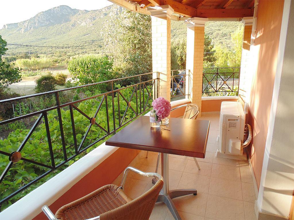 Christinas Apartments Agios Matthaios  Экстерьер фото