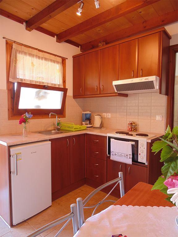 Christinas Apartments Agios Matthaios  Экстерьер фото