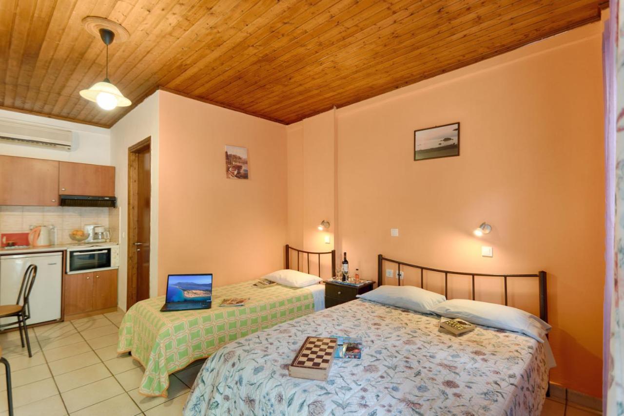 Christinas Apartments Agios Matthaios  Экстерьер фото