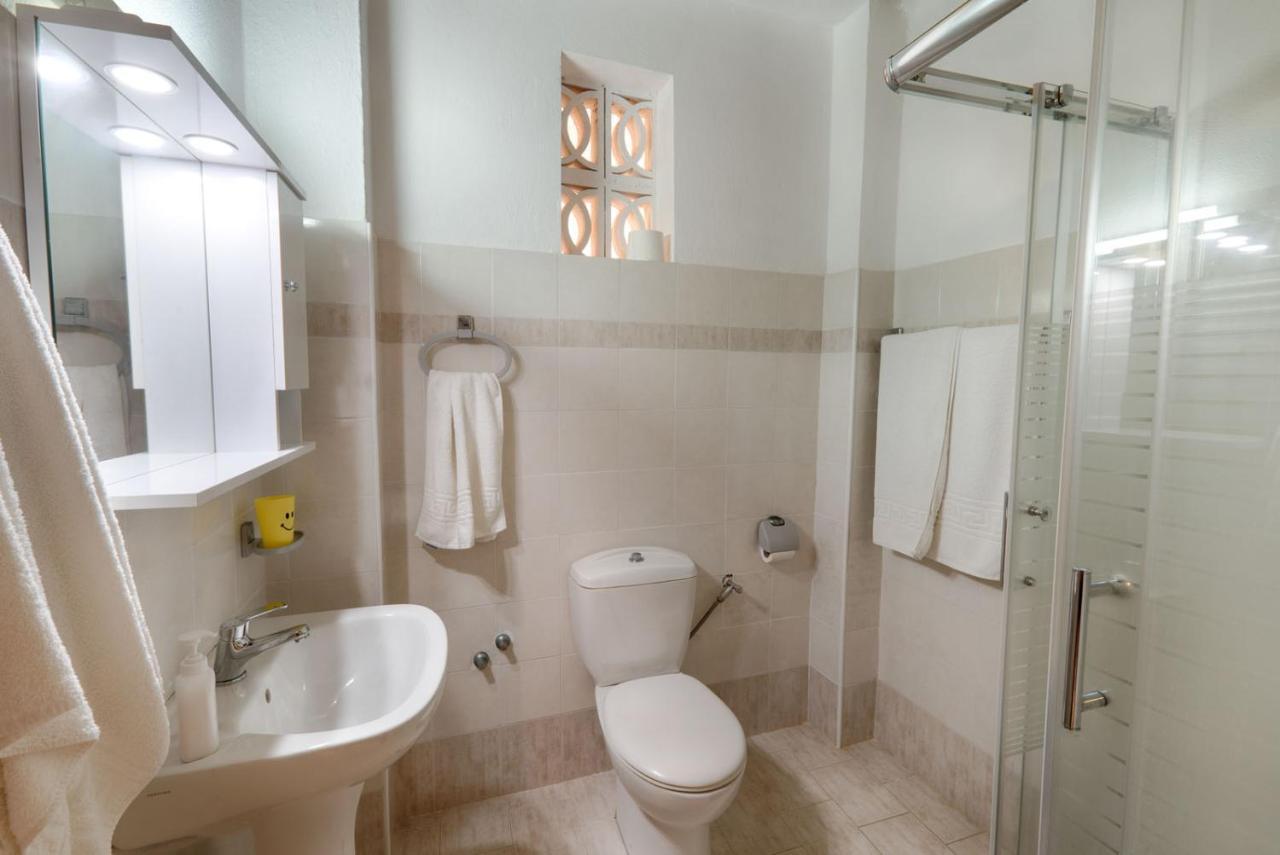 Christinas Apartments Agios Matthaios  Экстерьер фото