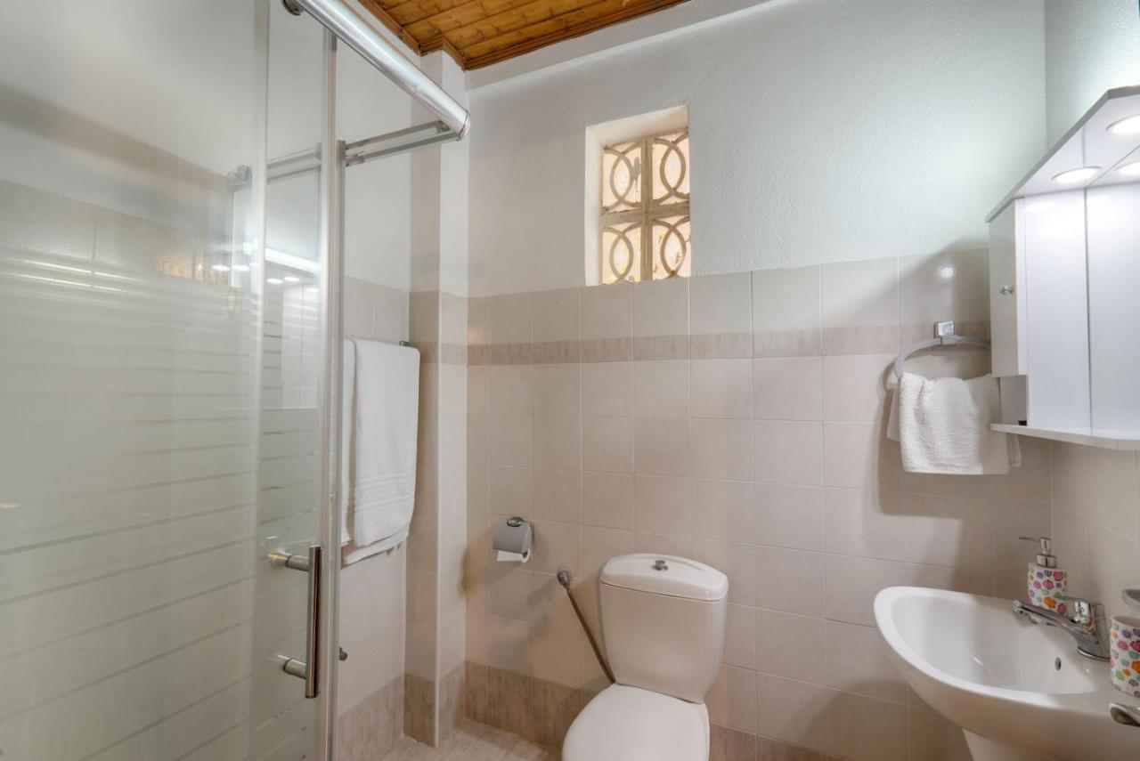 Christinas Apartments Agios Matthaios  Экстерьер фото