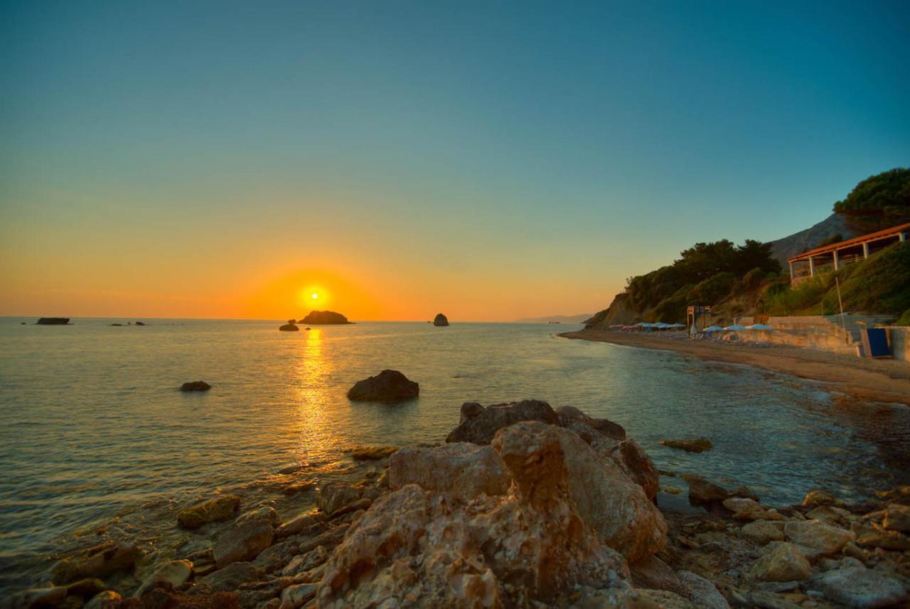 Christinas Apartments Agios Matthaios  Экстерьер фото