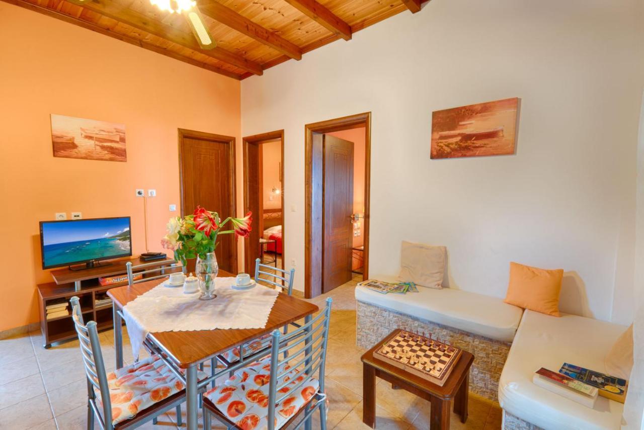 Christinas Apartments Agios Matthaios  Экстерьер фото