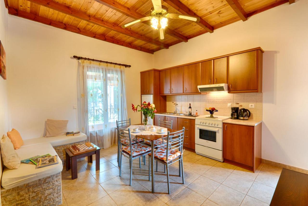 Christinas Apartments Agios Matthaios  Экстерьер фото